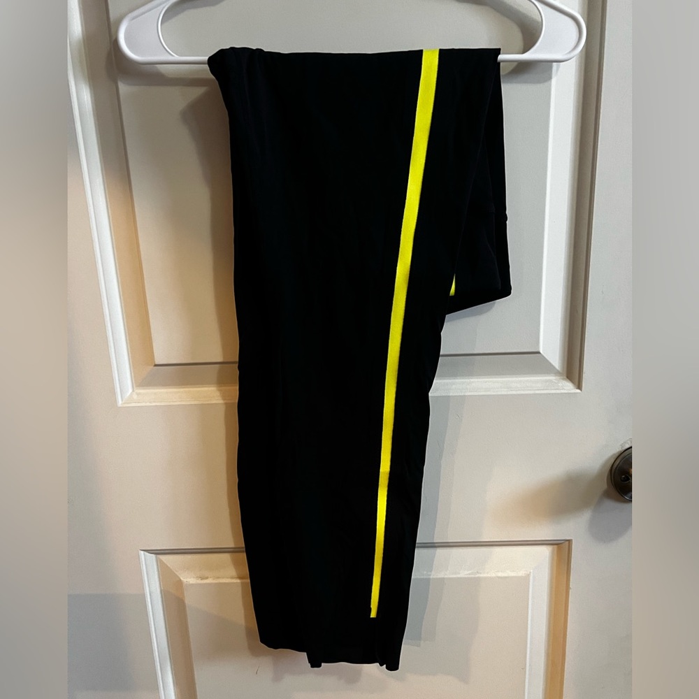 Zyia EUC
Black Neon Tape Split Hem Luxe High Rise Leggings